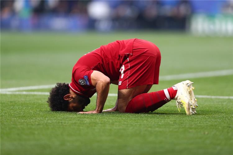سجدة محمد صلاح بعد هدفه في توتنهام في نهائي دوري ابطال اوروبا سجدة محمد صلاح بعد هدفه في توتنهام في نهائي دوري ابطال اوروبا