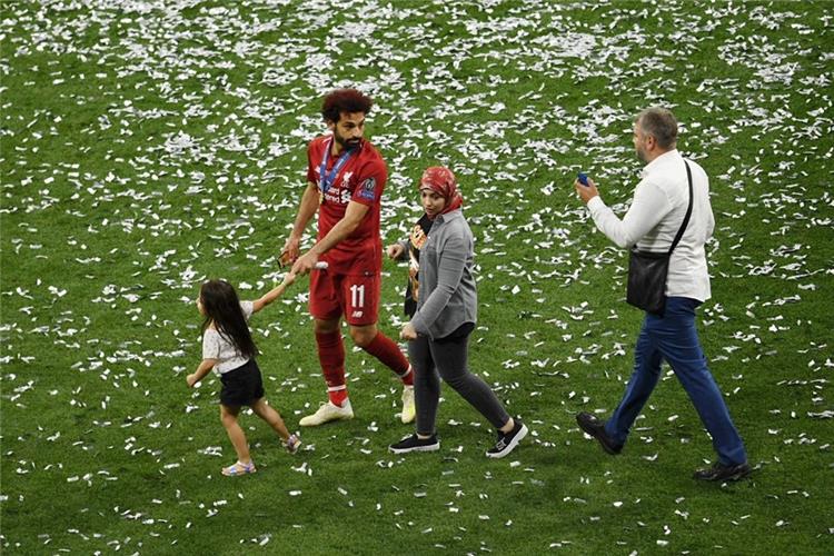محمد صلاح وزوجته وابنته مكه بعد نهائي دوري ابطال اوروبا محمد صلاح وزوجته وابنته مكه بعد نهائي دوري ابطال اوروبا