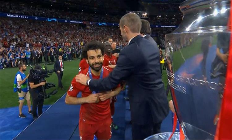 نظرة محمد صلاح لكأس دوري ابطال اوروبا بعد استلام الميدالية نظرة محمد صلاح لكأس دوري ابطال اوروبا بعد استلام الميدالية