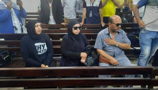 عائلة الطالبة نيرة أشرف داخل المحكمة